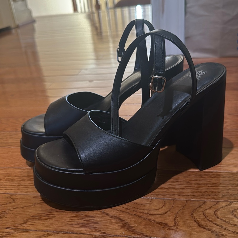 CHUNKY HEELS